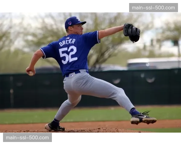 特写：响尾蛇队牛棚捕手在赛前练习中连续接住百英里速球，获全场掌声