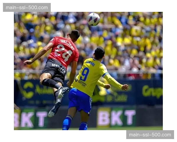 终场哨响，马洛卡前锋沮丧跪地，本场他错失两次绝佳进球机会