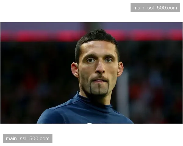 终场哨响，柏林赫塔老将博阿滕向主场观众挥手告别