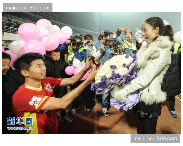 温情时刻:长春亚泰球员入场时向看台患病小球迷赠送全队签名球衣 温情时刻:长春亚泰球员入场时向看台患病小球迷赠送全队签名球衣